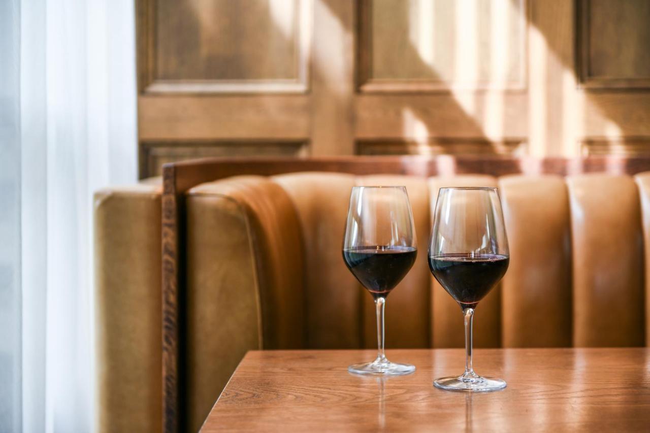 Powerhouse Hotel Tamworth By Rydges מראה חיצוני תמונה Wine at the restaurant