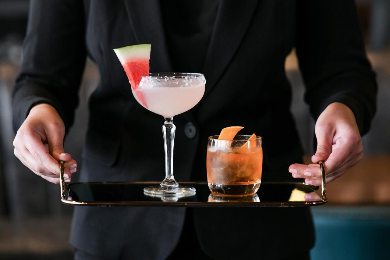 Powerhouse Hotel Tamworth By Rydges מראה חיצוני תמונה A server holding a tray of cocktails