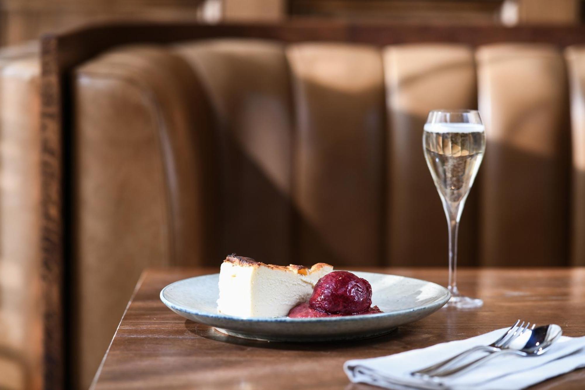 Powerhouse Hotel Tamworth By Rydges מראה חיצוני תמונה A glass of Champagne with a dessert