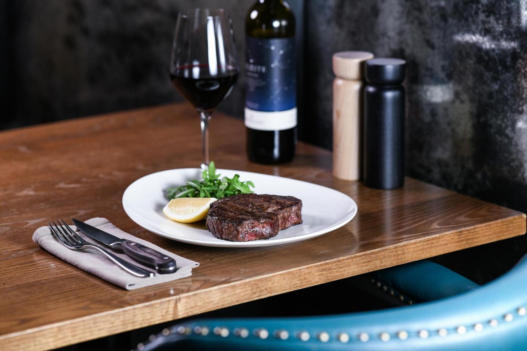 Powerhouse Hotel Tamworth By Rydges מראה חיצוני תמונה A steak and wine dinner