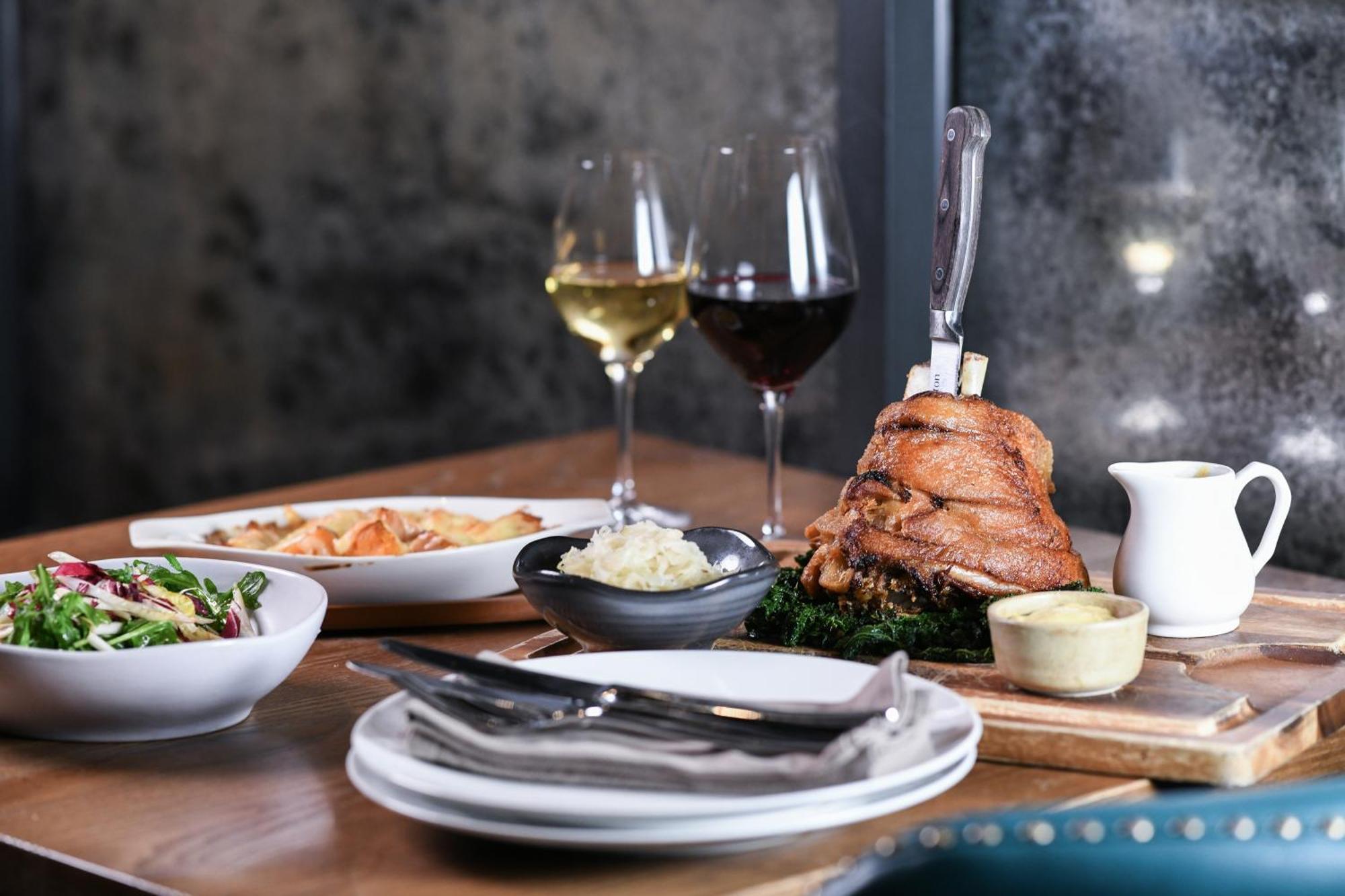 Powerhouse Hotel Tamworth By Rydges מראה חיצוני תמונה A meal at the restaurant