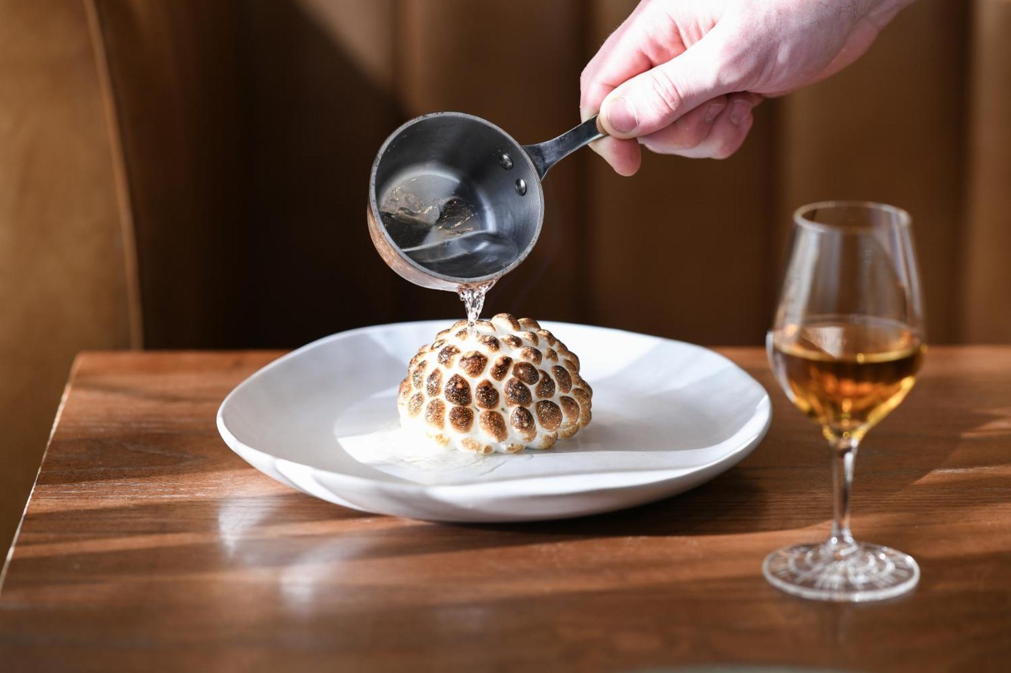 Powerhouse Hotel Tamworth By Rydges מראה חיצוני תמונה A quenelle being poured with Nantua sauce