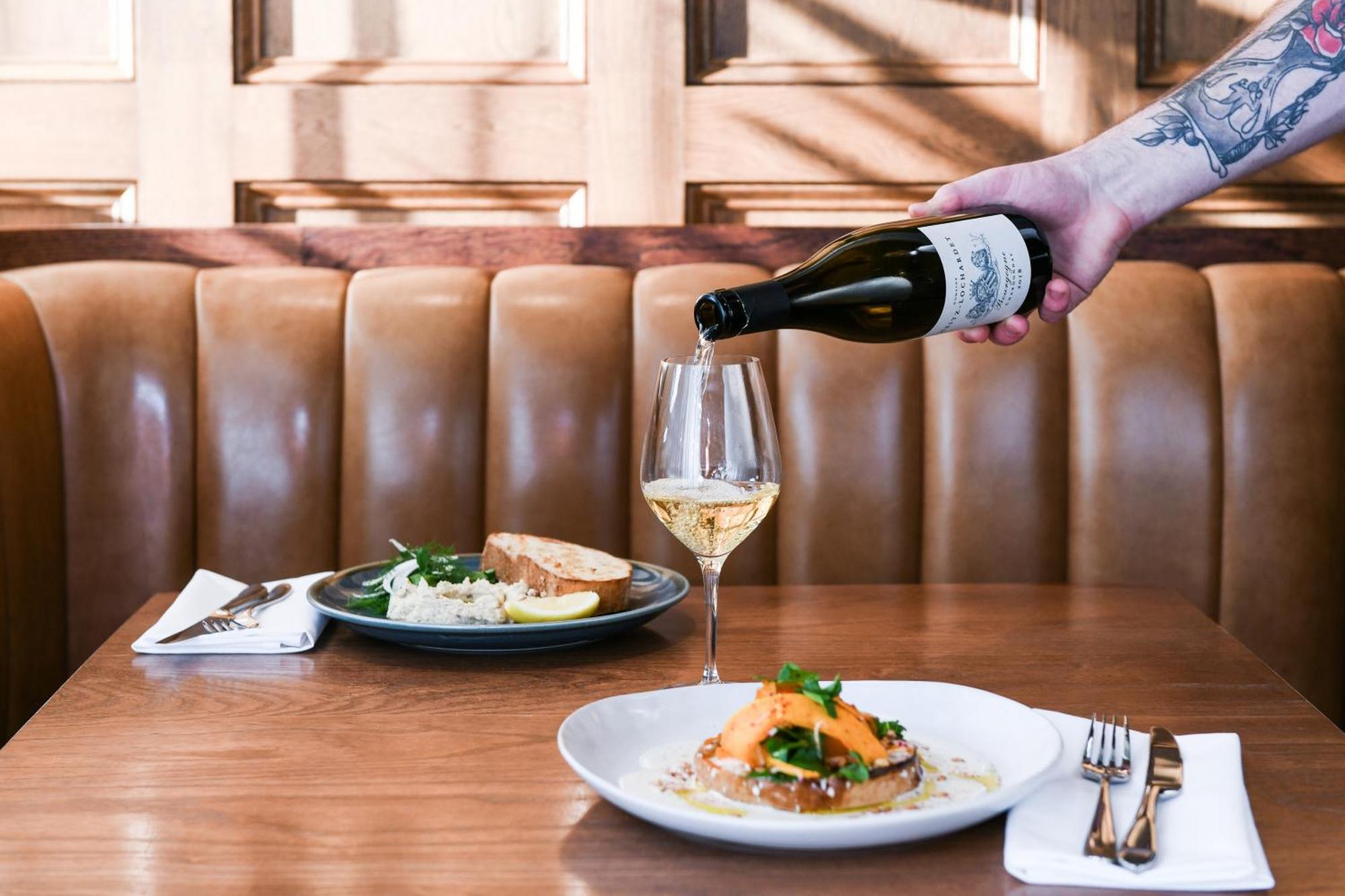 Powerhouse Hotel Tamworth By Rydges מראה חיצוני תמונה A server pours wine at a restaurant